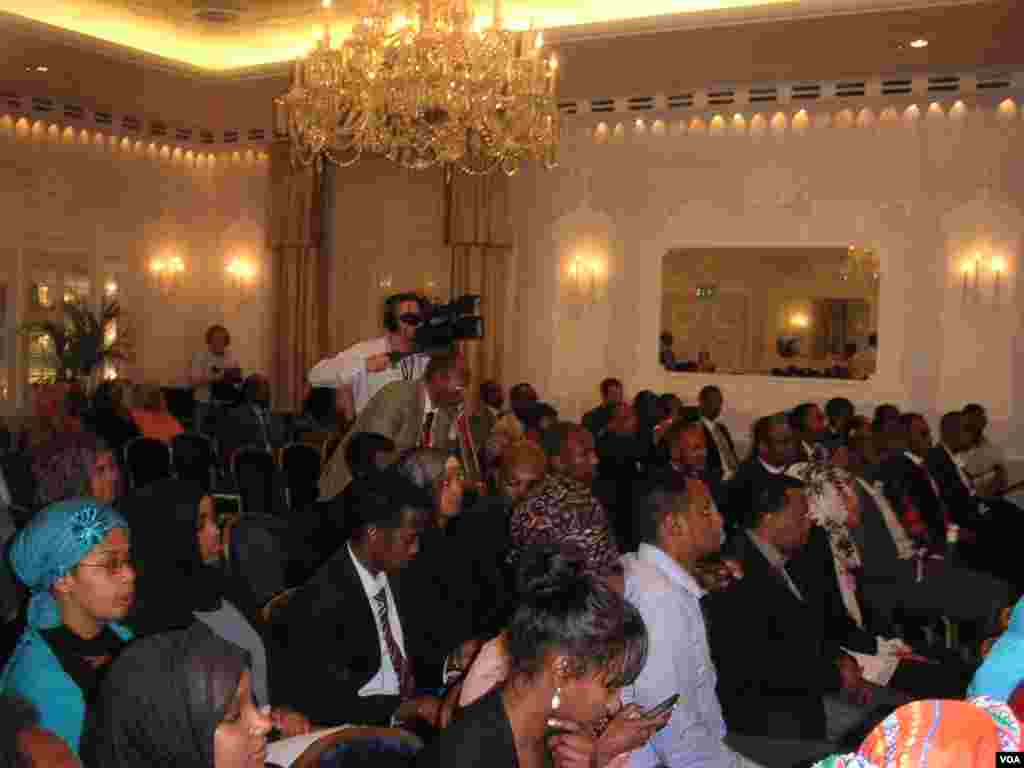 Dadwaynaha ka soo qeyb galay barnaamijka VOA ee London