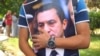 A man holds a Mubarak poster in front of Maadi Military hospital to share the celebration of the national day with Mubarak while he was hospitalized in 2015. (Photo: Hamada Elrasam / VOA) 