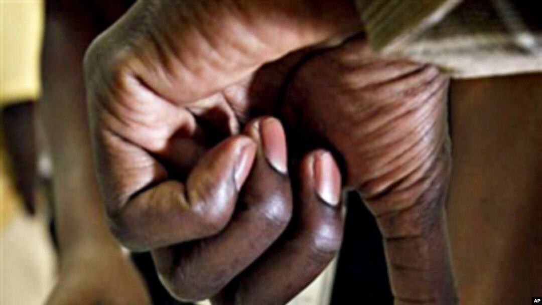 A prospective Sudanese voter dips his finger in ink at a voter registration facility in Glendale, Arizona, 26 Nov. 2010