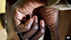 A prospective Sudanese voter dips his finger in ink at a voter registration facility in Glendale, Arizona, 26 Nov. 2010