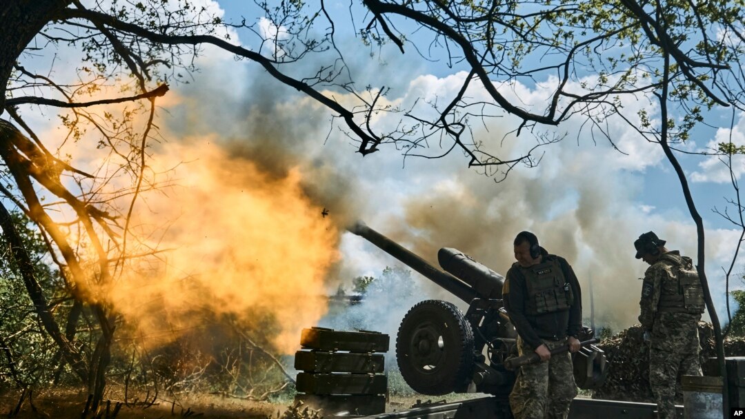 Украинские артиллеристы ведут огонь в районе Бахмута. 12 мая 2023 года.