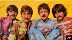 Sampul album The Beatles, “Sgt. Pepper’s Lonely Hearts Club Band”, yang telah ditandatangani.