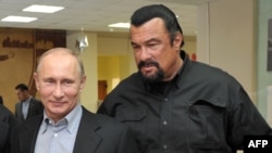 Russia -- President Vladimir Putin and American action movie actor Steven Seagal visit a newly-built sports complex of Sambo-70 prominent wrestling school in Moscow, March 13, 2013