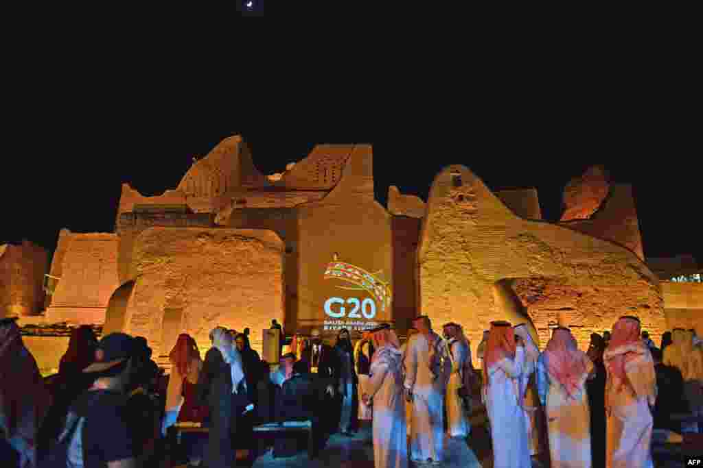 사우디아라비아 수도 리야드의 와곽 디리야 지역의 유적지에 주요 20개국 협의체, G20 로고가 비치고 있다. 사우디는 아랍국가 최초로 G20 정상회의를 주최한다. 정상회의는 21일 부터 신종 코로나바이러스 사태로 인해 영상으로 진행된다. 