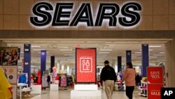 Personas entran a una tienda Sears en Pittsburgh, Pennsylvania, el 8 de febrero de 2017.