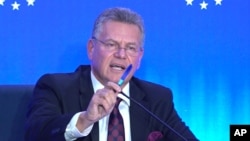 欧洲贸易与经济安全专员马罗什·谢夫乔维奇(Maros Sefcovic)在北京举行的新闻发布会上发言。(2026年10月9日)