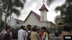 Anak-anak berkumpul di depan salah satu gereja yang diserang di Temanggung, Jawa Tengah, Selasa (2/8).