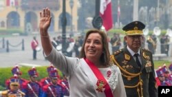 La presidenta peruana, Dina Boluarte, llega a la Catedral para asistir a misa el Día de la Independencia en Lima, Perú, el domingo 28 de julio de 2024.