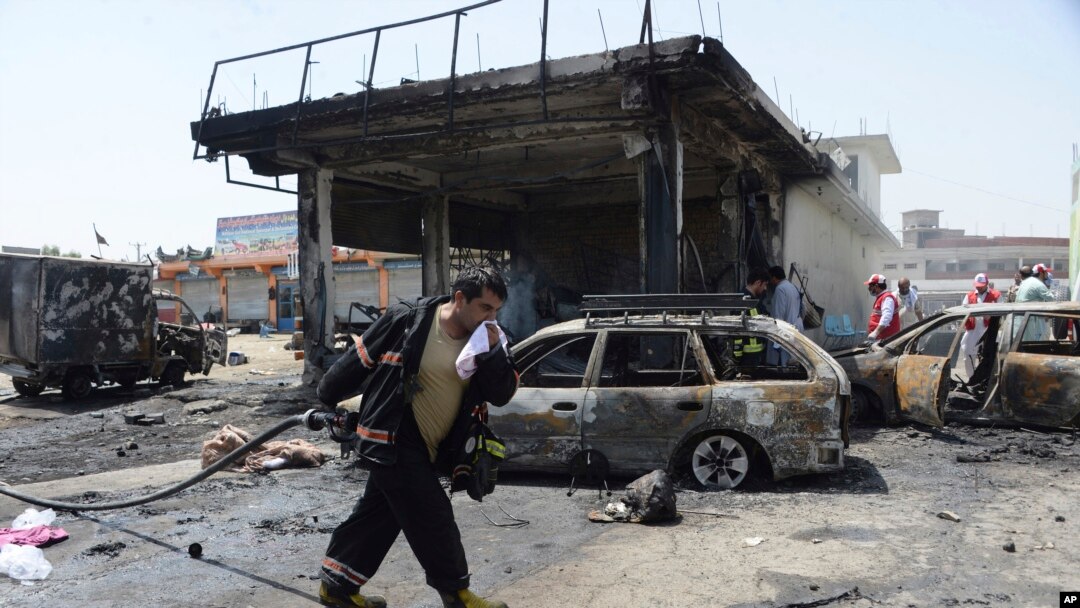 Petugas pemadam kebakaran membersihkan sisa-sisa ledakan di lokasi serangan bunuh diri di Jalalabad, ibukota provinsi Nangarhar, Afghanistan, Selasa, 10 Juli 2018.