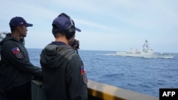 菲律賓武裝部隊2023年9月4日公佈的照片，顯示菲律賓海軍人員注視著美國海軍“拉夫·約翰遜號”導彈驅逐艦與菲律賓海軍“何塞·黎剎號”導彈護衛艦聯合駛過巴拉望島以西海域。