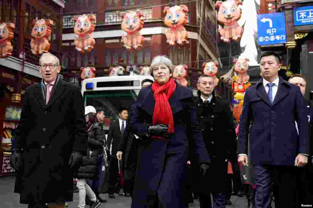 英国首相特蕾莎&middot;梅和她的丈夫菲利普于2018年2月2日访问中国上海的豫园。