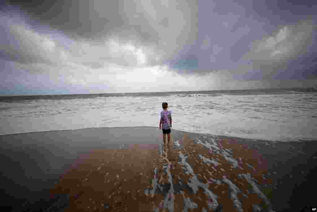 El devastador huracán Dorian seguía azotando el lunes el norte de Bahamas, convertido en una de las tormentas atlánticas más fuertes jamás registradas. Foto: Vero Beach, Florida, 2 de septiembre de 2019. AP/Gerald Herbert.