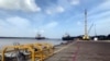 FOTO DE ARCHIVO: Embarcaciones que transportan suministros para una plataforma petrolera costa afuera operada por Exxon Mobil en el muelle de Guyana Shore Base Inc en el río Demerara, al sur de Georgetown, Guyana, el 23 de enero de 2020. REUTERS