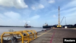 FOTO DE ARCHIVO: Embarcaciones que transportan suministros para una plataforma petrolera costa afuera operada por Exxon Mobil en el muelle de Guyana Shore Base Inc en el río Demerara, al sur de Georgetown, Guyana, el 23 de enero de 2020. REUTERS