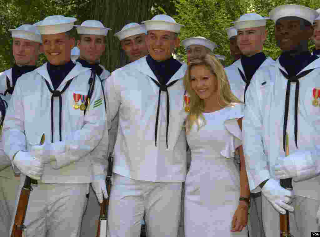 Элизабет Фехтел, королева конкурса Мисс Америка среди тинэйджеров, с курсантами-моряками