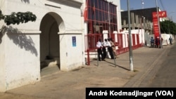 Une banque de la place principale à N'Djamena au Tchad, le 5 février 2018. (VOA/André Kodmadjingar)