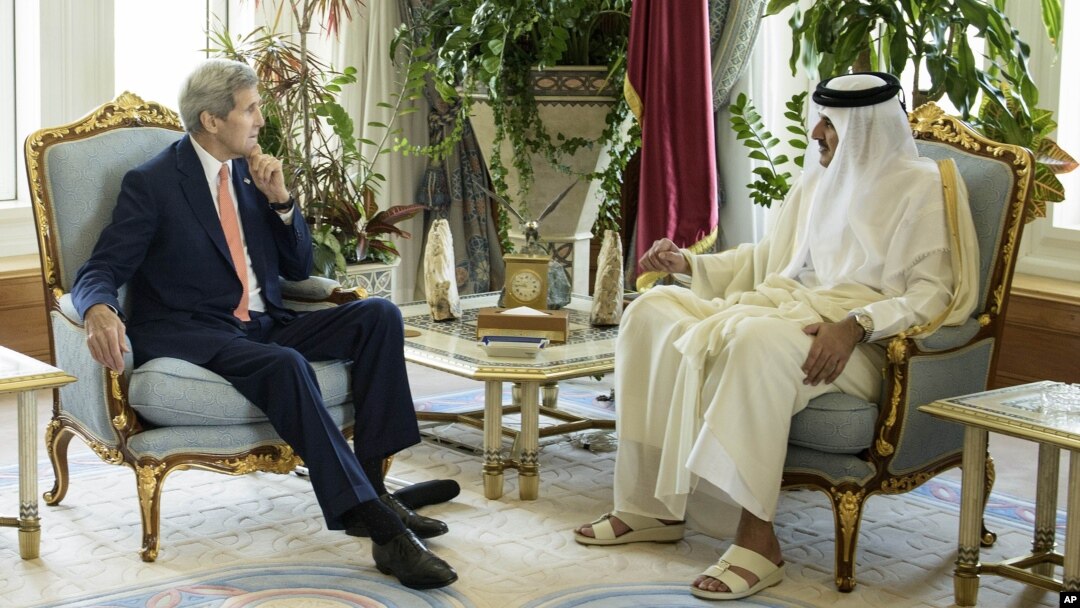 El secretario de Estado de EE.UU., John Kerry, (izquierda) reunido con el emir de Qatar, Sheik Tamim bin Hamad Al-Thani, en Doha, Qatar, el lunes, 3 de agosto, de 2015.