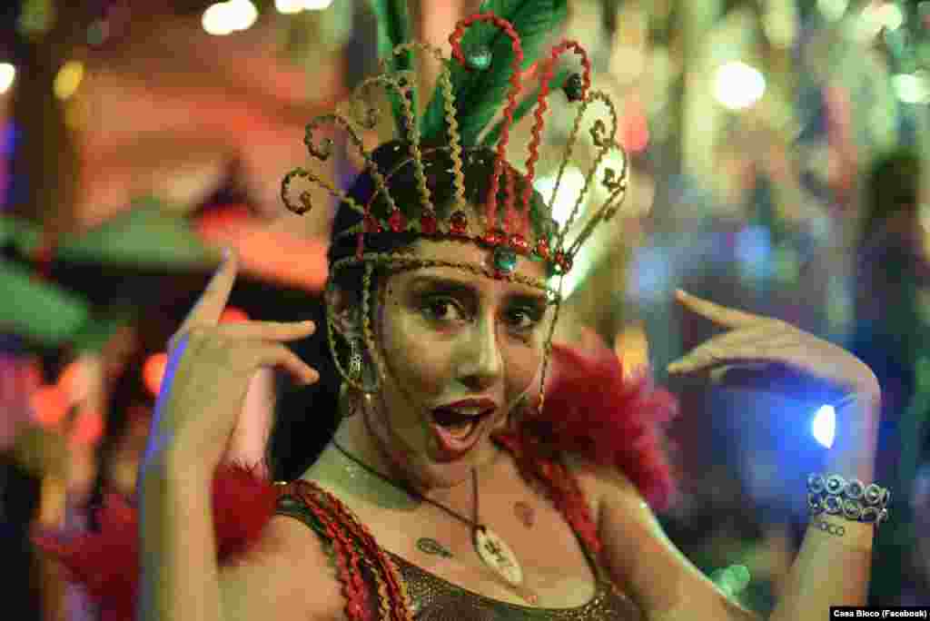 Carnaval com bloco Calango Careta, de Brasília, apresentando-se na casa histórica França-Brasil Rio de Janeiro Fev 2018. Grupo uni teatro, circo e com base em instrumentos de sopro.