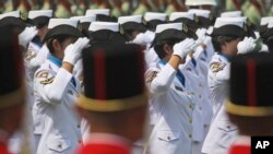 Anggota Anggota TNI Angkatan Laut perempuan sedang memberi hormat pada upacara peringatan Kemerdekaan Indonesia di Istana Merdeka, 17 Agustus 2017. TNI dan Kepolisian masih terus melakukan tes keperawanan pada calon anggota militer dan polisi, bahkan setelah tiga tahun WHO menyatakan bahwa tes tersebut tidak memiiki dasar ilmiah, menurut kelompok perlindungan hak-hak asasi manusia, Rabu, 22 November 2017. (AP Photo/Dita Alangkara)