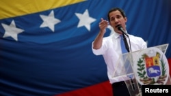 El presidente interino de Venezuela, Juan Guaidó, habla a sus pertidarios en Caracas, el septiembre 30 de 2019.