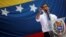 El presidente interino de Venezuela, Juan Guaidó, habla a sus pertidarios en Caracas, el septiembre 30 de 2019.