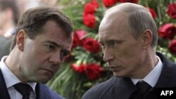 Российский президент Дмитрий Медведев и глава правительства Владимир Путин.