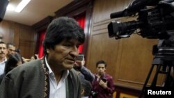 Al exmandatario Evo Morales también se le acusa de financiamiento del terrorismo, según la orden de captura que difundió la policía.