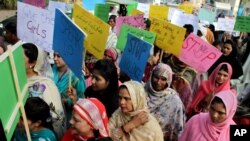 Pakistani women observe the International Day for the Elimination of Violence against Women, in Lahore, Pakistan, Nov. 25, 2015. 