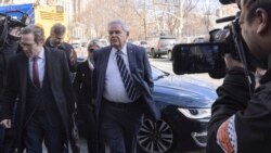 El senador Bob Menéndez, regresó al tribunal del distrito sur de Manhattan para escuchar nuevos cargos contra él y su esposa.