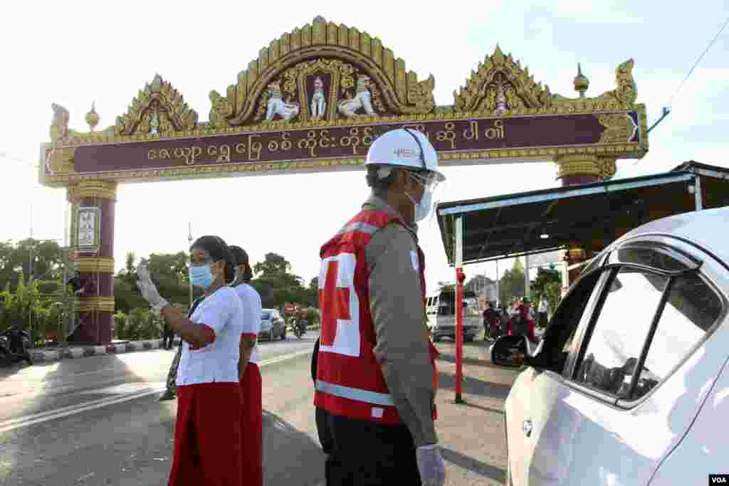 COVID-19 ကူးစက်ပျံ့နှံ့မှု ထိန်းချုပ်နိုင်ရေး စစ်ကိုင်းမြို့မှာ မြို့အဝင်အထွက် တင်းတင်းကျပ်ကျပ် စစ်ဆေးနေတဲ့မြင်ကွင်း။ (စက်တင်ဘာ ၂၇၊ ၂၀၂၀။)