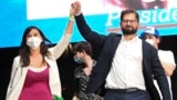 Le président élu chilien Gabriel Boric et sa chef de campagne Izkia Siches après les résultats officiels du second tour de l'élection présidentielle, à Santiago, le 19 décembre 2021. Izkia Siches a été nommée ministre de la Défense en janvier 2022.