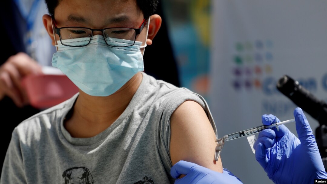 Brendan Lo (13) disuntik vaksin COVID-19 Pfizer-BioNTech di RS Anak-anak Northwell Health's Cohen, New Hyde Park, New York, 13 Mei 2021. (REUTERS/Shannon Stapleton)