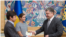 Prezident Petro Poroshenko (o'ngda) Vladimir Fedorin va Mariya Gaydarga Ukraina pasportini topshirmoqda, Kiyev, 4-avgust, 2015-yil.