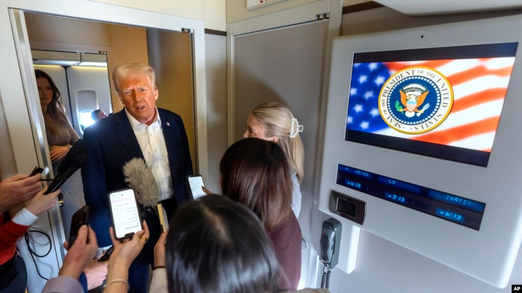 Presidenti i Shteteve të Bashkuara Donald Trump duke u folur gazetarëve në bordin e Air Force One ndërsa udhëton nga Las Vegasi në Majemi, më 25 janar 2025.
