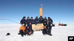 Tim peneliti Rusia mengambil beberapa sampel air dari Danau Vostok di bawah lapisan es Antartika (foto: dok). 