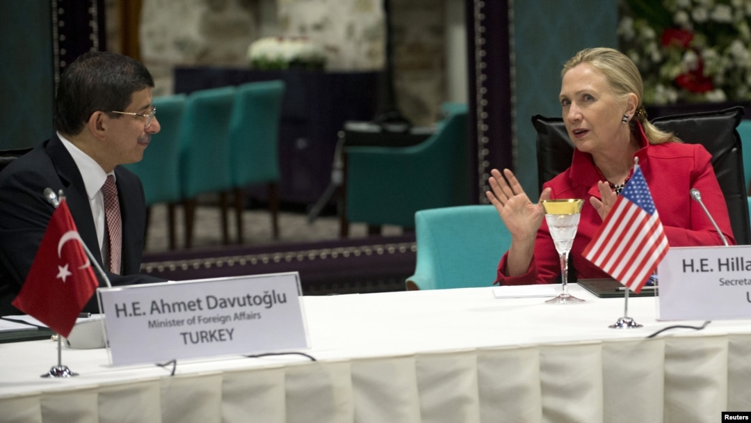 Bộ trưởng Ngoại giao Thổ Nhĩ Kỳ Ahmet Davutoglu và Ngoại trưởng Mỹ Hillary Clinton trong 1 cuộc họp tại Istanbul, 6/6/2012