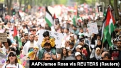 Aksi mendukung warga Palestina di Melbourne, Australia, 6 Oktober 2024. (Foto: AAP/James Ross via REUTERS)