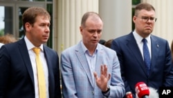 Адвокат Иван Павлов, с коллегами у здания московского суда, объявившего ФБК Навального нежелательной организацией. Архивное фото, 9 июня 2021.