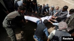 아프가니스탄 카불에서 발생한 자살폭탄으로 사망한 희생자의 장례식이 16일 열렸다. 