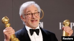 Steven Spielberg pozira sa nagradama za najboljeg režisera i najbolju filmsku dramu za film Fabelmanovi, na 80. dodjeli nagrada Zlatni globus, u Los Angelesu, 10. januar 2023.