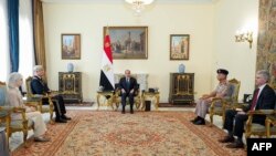 Sîsî, wezîrê wî yê berevanîyê General Mihemed Zekî û Generalê Amerîkî Michael Kurilla