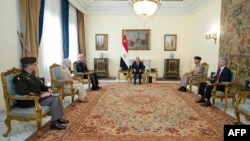 Глава Центрального командования (Центком) генерал Майкл Курилла (третий слева). В центре – президент Египта Абдель Фаттах ас-Сис. Справа от него – министр обороны Египта Мохаммед Заки. Каир, 19 октября 2023 г. 