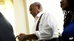 Bill Cosby saiu algemado da sala do tribunal em Norristown. 25 de Setembro 2018