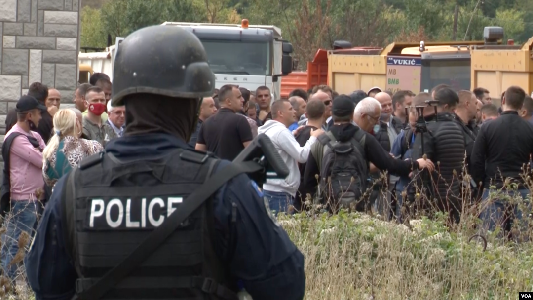 Specijalne policijske snage Kosova na Jarinju posle odluke kosovske vlade o tablicama (foto: Budimir Ničić, VOA)