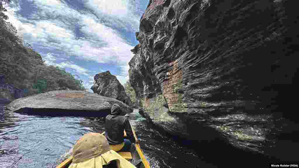 Durante el recorrido de varias horas en curiara, la barca tradicional indígena, para llegar al Salto Ángel se pueden observar enormes formaciones rocosas.