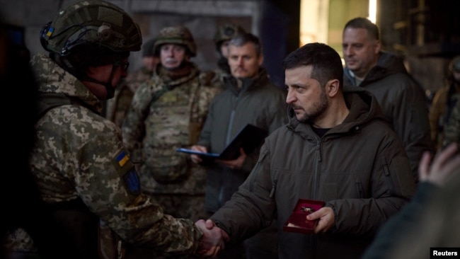 Tổng thống Ukraine, Volodymyr Zelenskyy, trao thưởng cho một quân nhân Ukraine tại một vị trí ở thị trấn tiền tuyến Bakhmut, trong bối cảnh Nga tấn công Ukraine ở vùng Donetsk, vào ngày 20/12/2022.