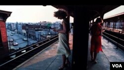 Jedna od fotografija sa izložbe "Posmatram: Fotografija i ulični teatar 1938 - 2010" u Nacionalnoj galeriji umetnosti u Vašingtonu 