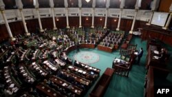 Le Premier ministre s'exprime devant le Parlement tunisien, à Tunis, le 21 novembre 2017.