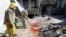 Пожежники усувають сліди крові з місця атаки терористів у Кабулі