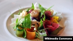 Marrow with pickled vegetables, a New Nordic dish served at a restaurant in Denmark. (WikiCommons/CycloneBill)